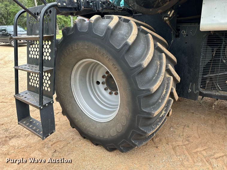 image for item NP9838 1998 Gleaner R62  combine