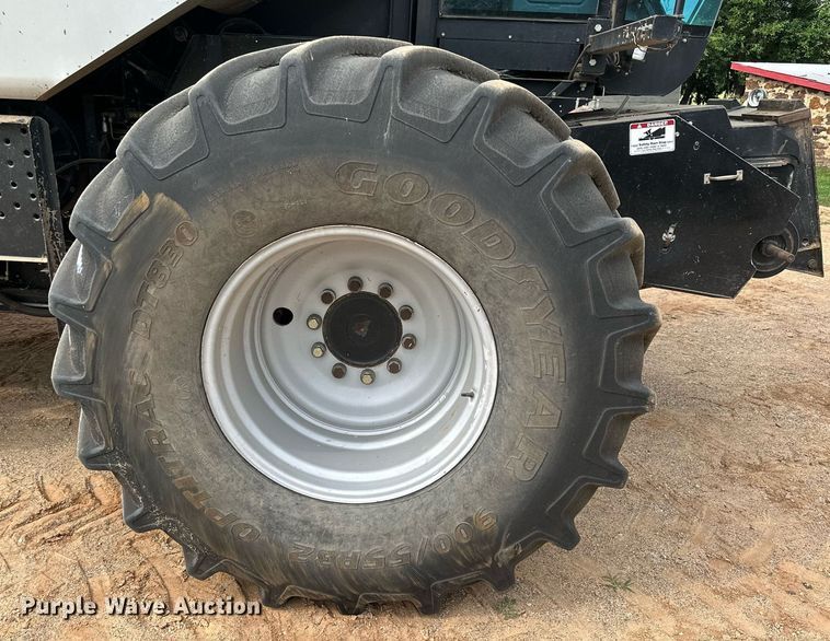 image for item NP9838 1998 Gleaner R62  combine