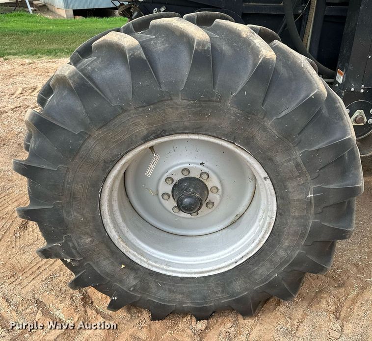 image for item NP9838 1998 Gleaner R62  combine