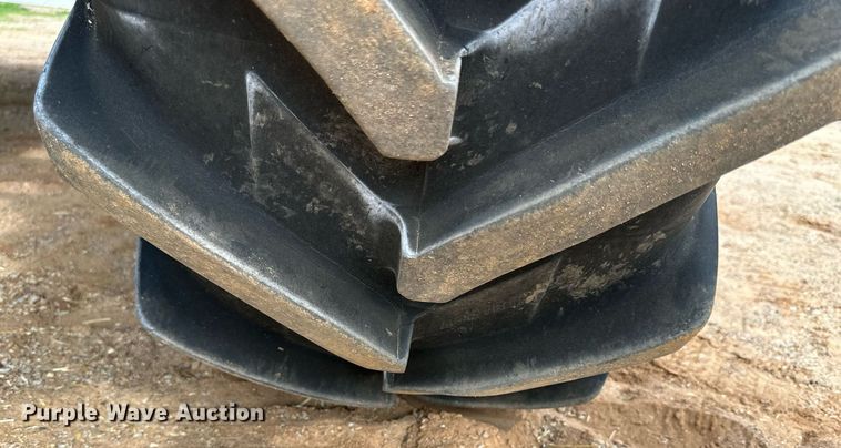 image for item NP9838 1998 Gleaner R62  combine