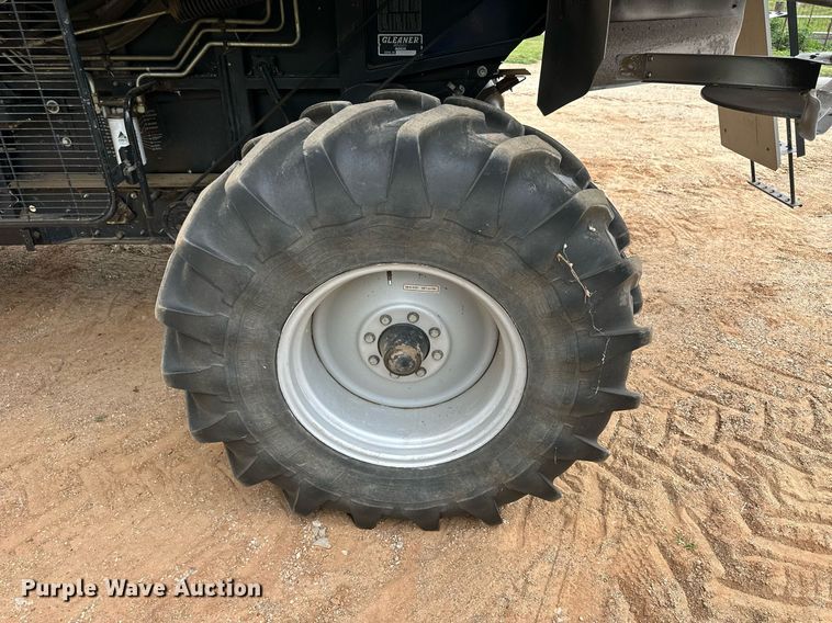 image for item NP9838 1998 Gleaner R62  combine