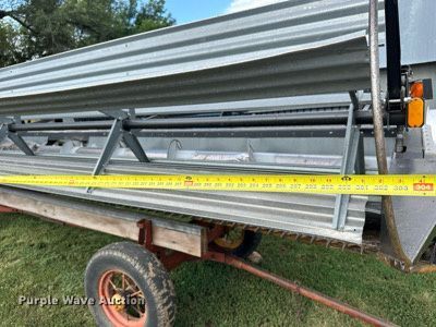 image for item NP9839 1994 Gleaner  rigid head