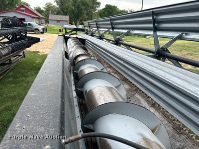 image for item NP9839 1994 Gleaner  rigid head