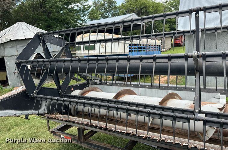 image for item NP9840 1996 Gleaner 500 series  flex head