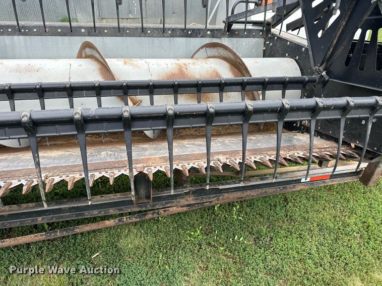 image for item NP9840 1996 Gleaner 500 series  flex head