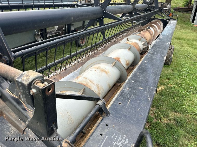 image for item NP9840 1996 Gleaner 500 series  flex head