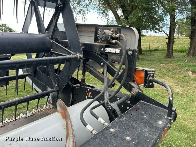 image for item NP9840 1996 Gleaner 500 series  flex head