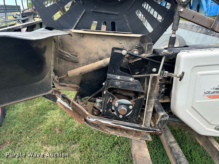 image for item NP9840 1996 Gleaner 500 series  flex head