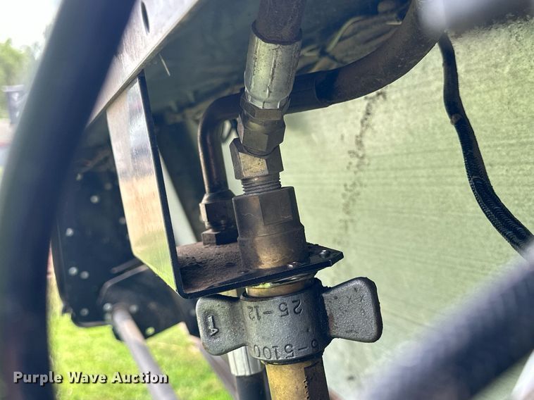 image for item NP9840 1996 Gleaner 500 series  flex head