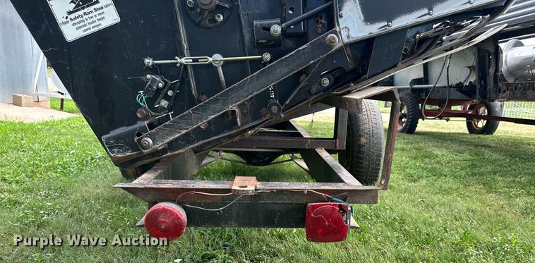 image for item NP9840 1996 Gleaner 500 series  flex head