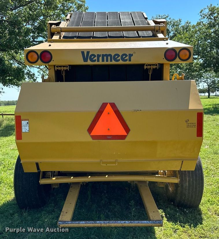 image for item OC9094 2013 Vermeer 604 Super M  round baler