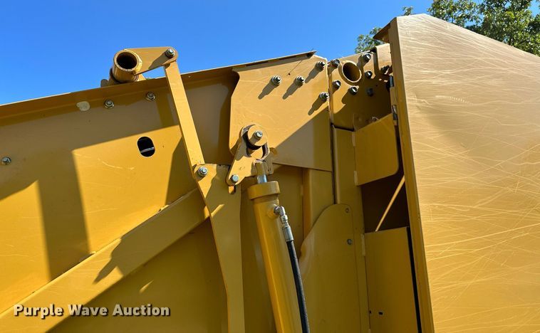 image for item OC9094 2013 Vermeer 604 Super M  round baler