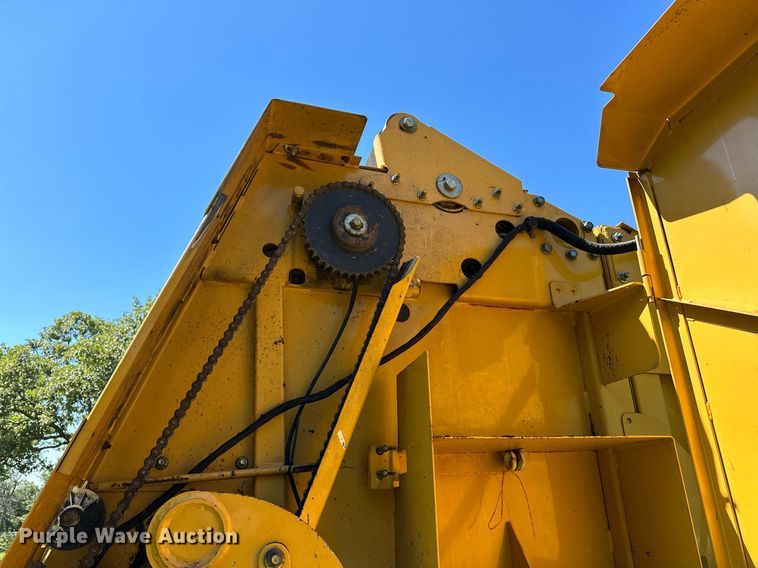 image for item OC9094 2013 Vermeer 604 Super M  round baler