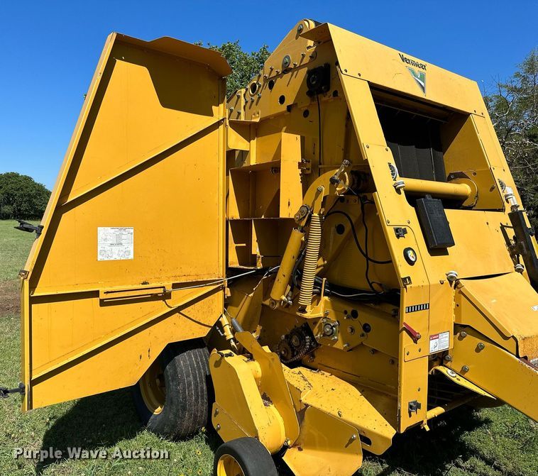 image for item OC9094 2013 Vermeer 604 Super M  round baler