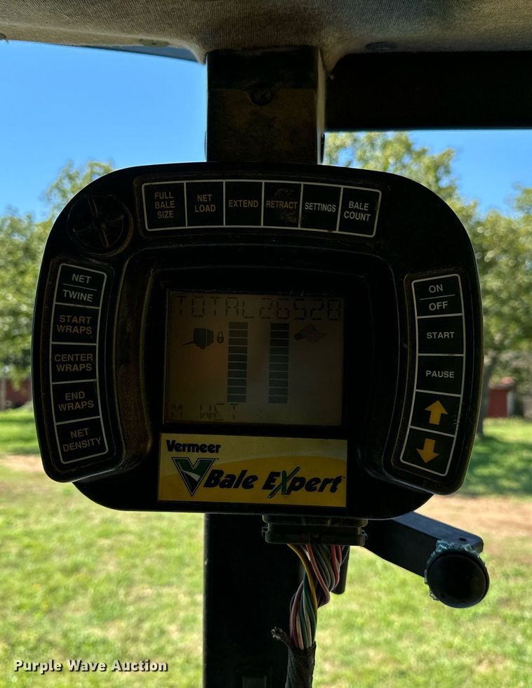 image for item OC9094 2013 Vermeer 604 Super M  round baler