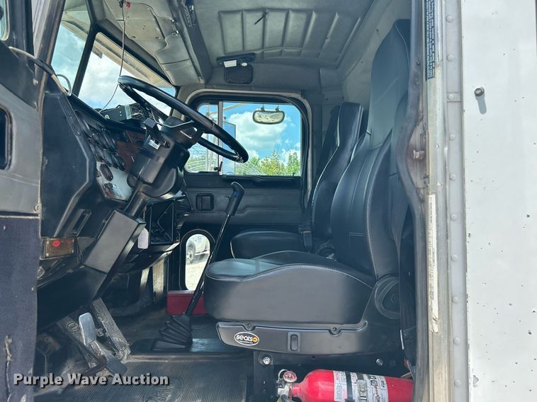 image for item DI7891 2000 Peterbilt 378  semi truck