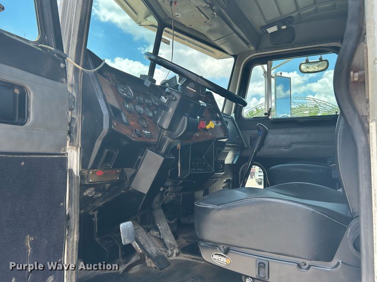 image for item DI7891 2000 Peterbilt 378  semi truck