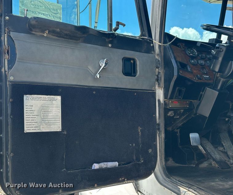 image for item DI7891 2000 Peterbilt 378  semi truck