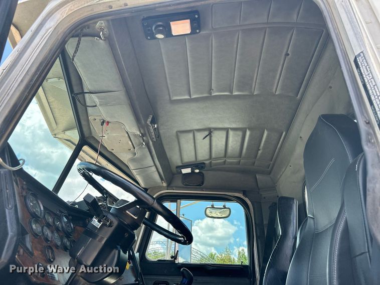 image for item DI7891 2000 Peterbilt 378  semi truck