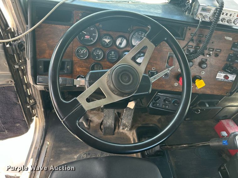 image for item DI7891 2000 Peterbilt 378  semi truck