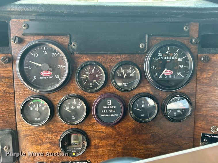 image for item DI7891 2000 Peterbilt 378  semi truck