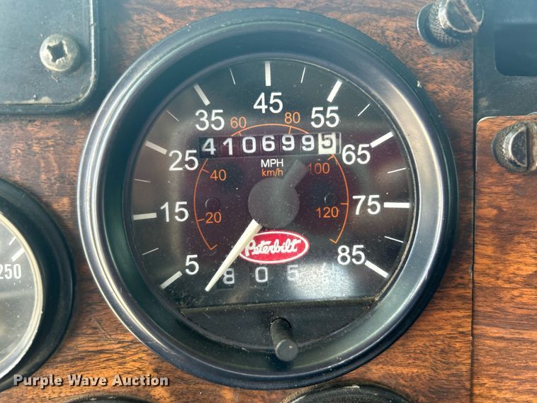 image for item DI7891 2000 Peterbilt 378  semi truck