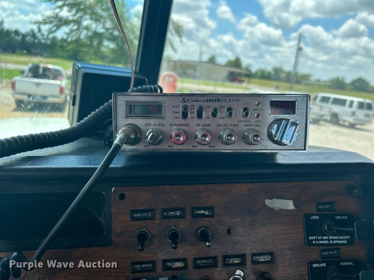 image for item DI7891 2000 Peterbilt 378  semi truck