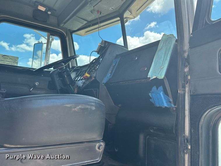 image for item DI7891 2000 Peterbilt 378  semi truck