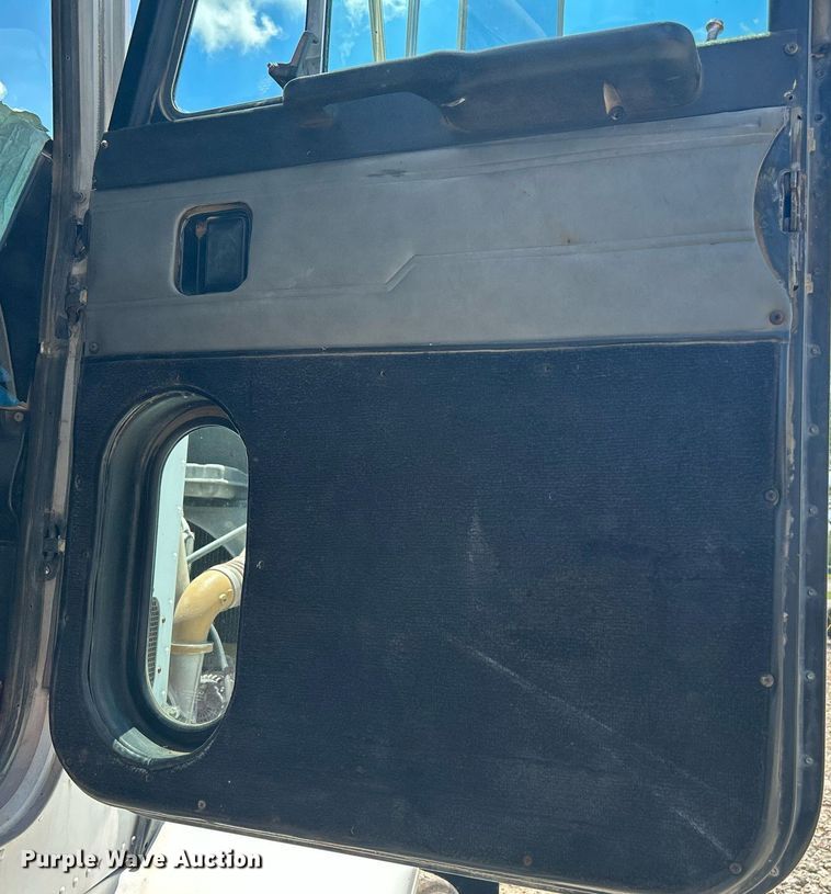 image for item DI7891 2000 Peterbilt 378  semi truck