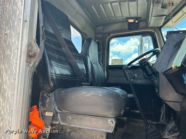 image for item DI7891 2000 Peterbilt 378  semi truck