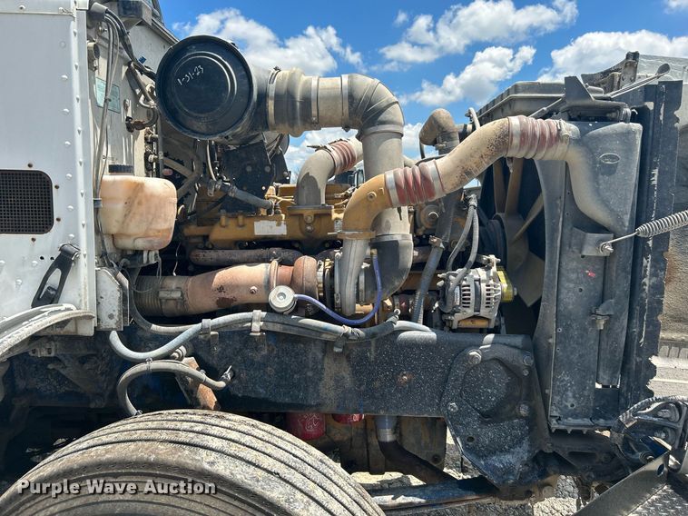 image for item DI7891 2000 Peterbilt 378  semi truck