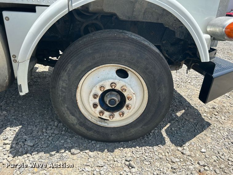 image for item DI7891 2000 Peterbilt 378  semi truck