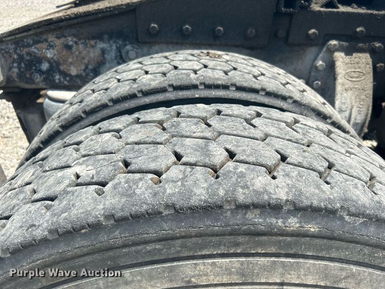 image for item DI7891 2000 Peterbilt 378  semi truck