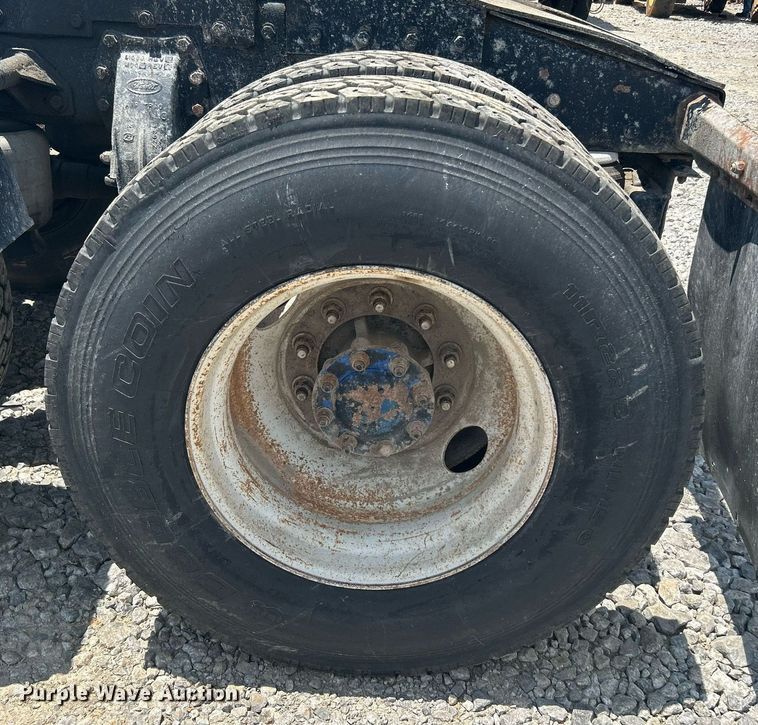 image for item DI7891 2000 Peterbilt 378  semi truck