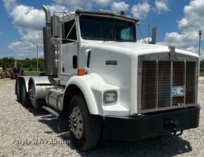 image for item DI7892 1999 Kenworth T800  semi truck