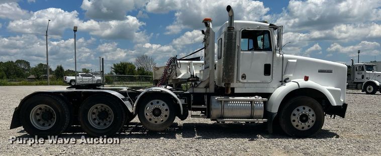 image for item DI7892 1999 Kenworth T800  semi truck
