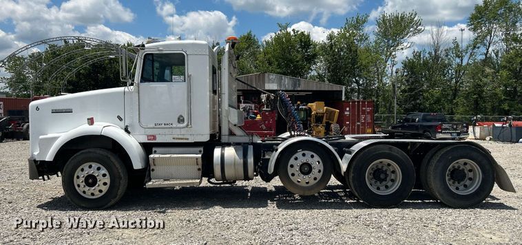 image for item DI7892 1999 Kenworth T800  semi truck