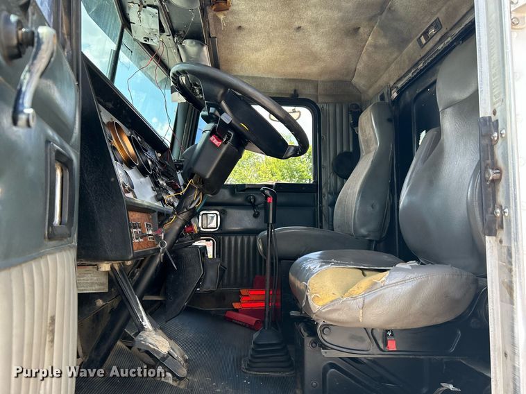 image for item DI7892 1999 Kenworth T800  semi truck