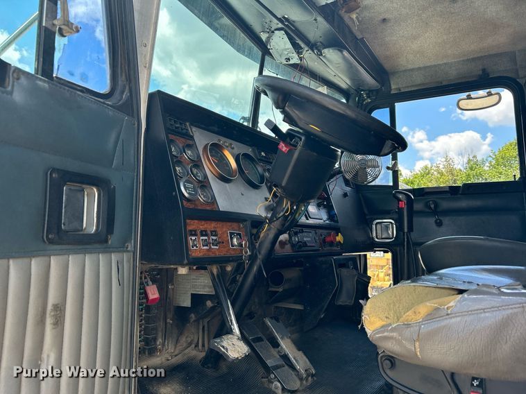 image for item DI7892 1999 Kenworth T800  semi truck