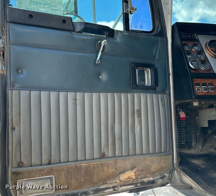 image for item DI7892 1999 Kenworth T800  semi truck