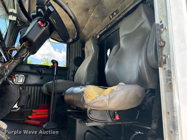 image for item DI7892 1999 Kenworth T800  semi truck