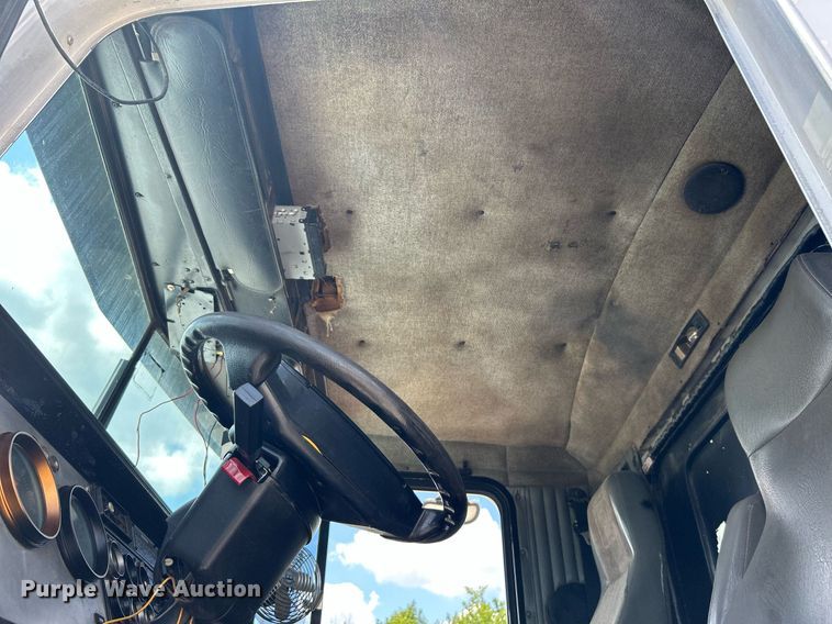 image for item DI7892 1999 Kenworth T800  semi truck