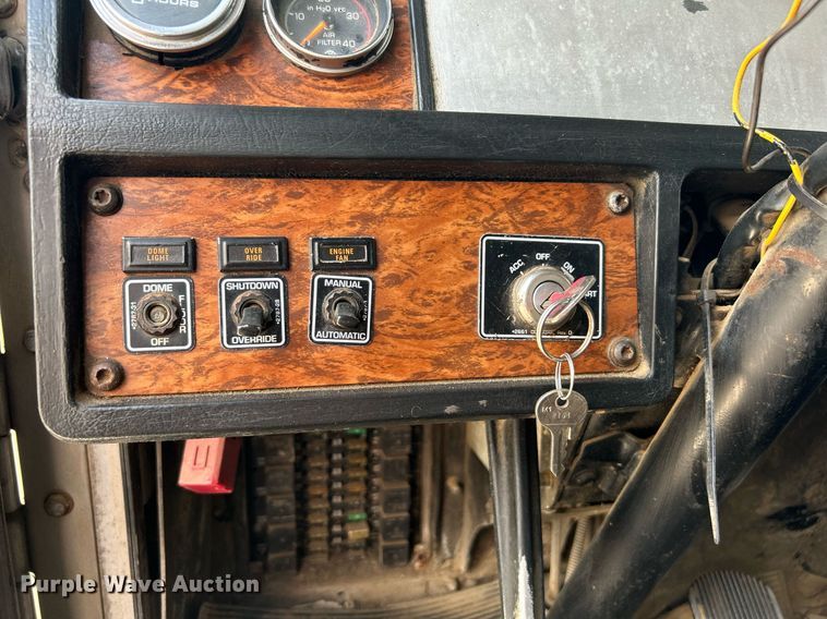 image for item DI7892 1999 Kenworth T800  semi truck