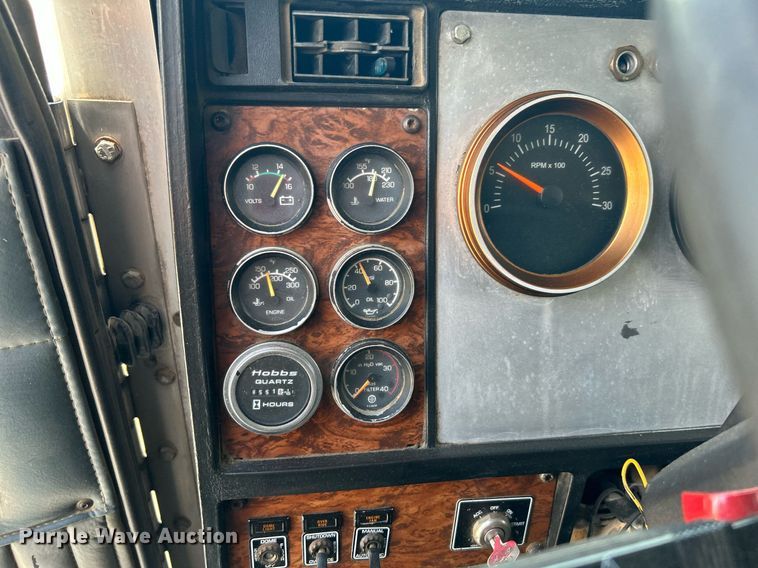 image for item DI7892 1999 Kenworth T800  semi truck