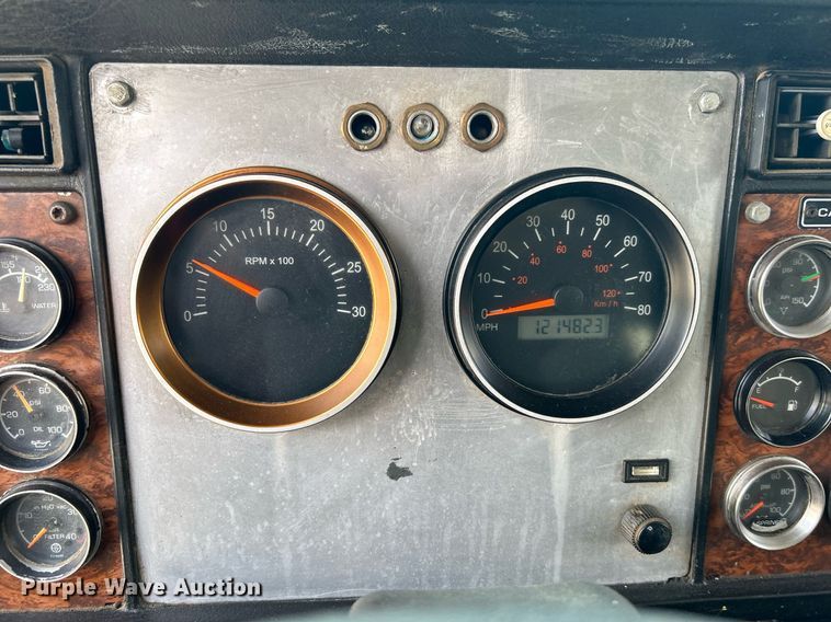 image for item DI7892 1999 Kenworth T800  semi truck