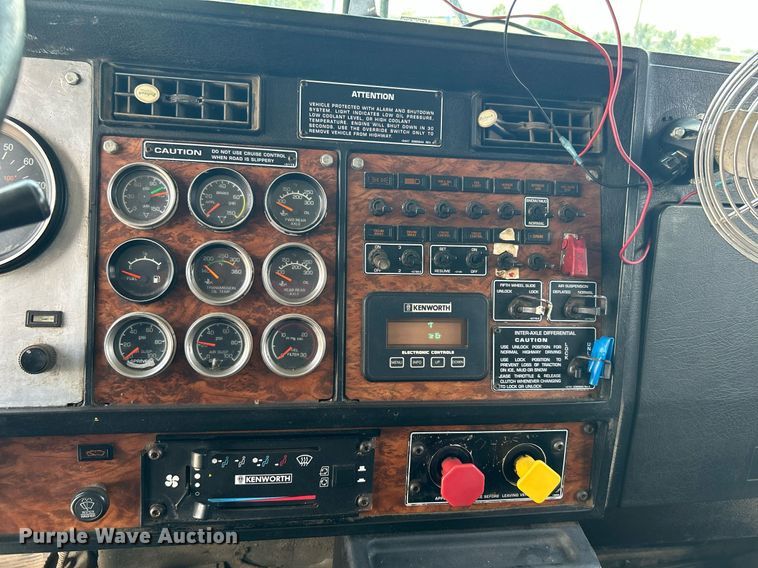 image for item DI7892 1999 Kenworth T800  semi truck