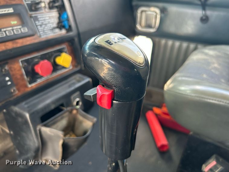 image for item DI7892 1999 Kenworth T800  semi truck