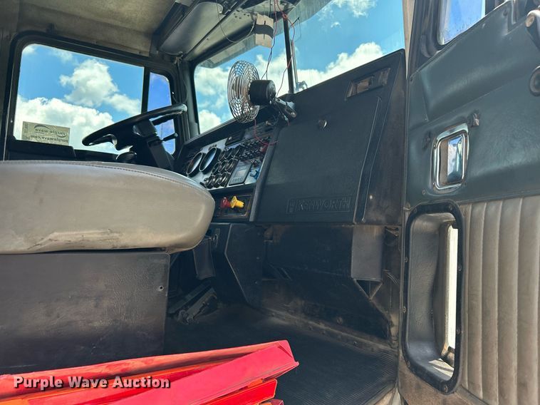 image for item DI7892 1999 Kenworth T800  semi truck