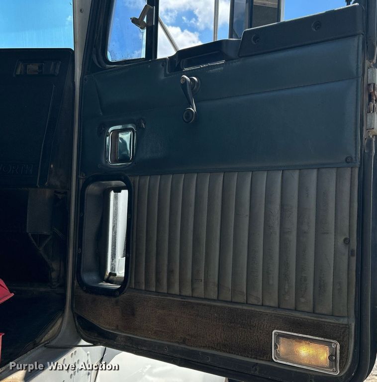 image for item DI7892 1999 Kenworth T800  semi truck