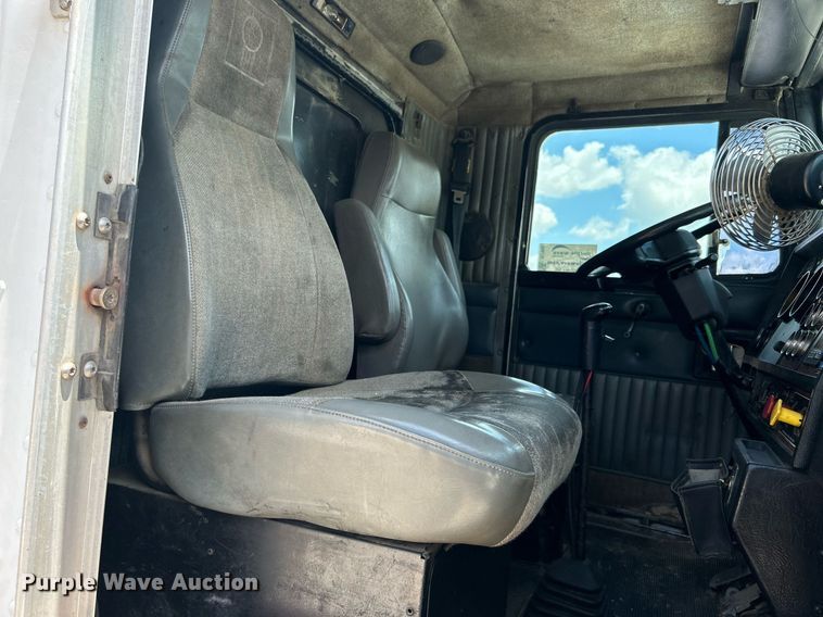 image for item DI7892 1999 Kenworth T800  semi truck